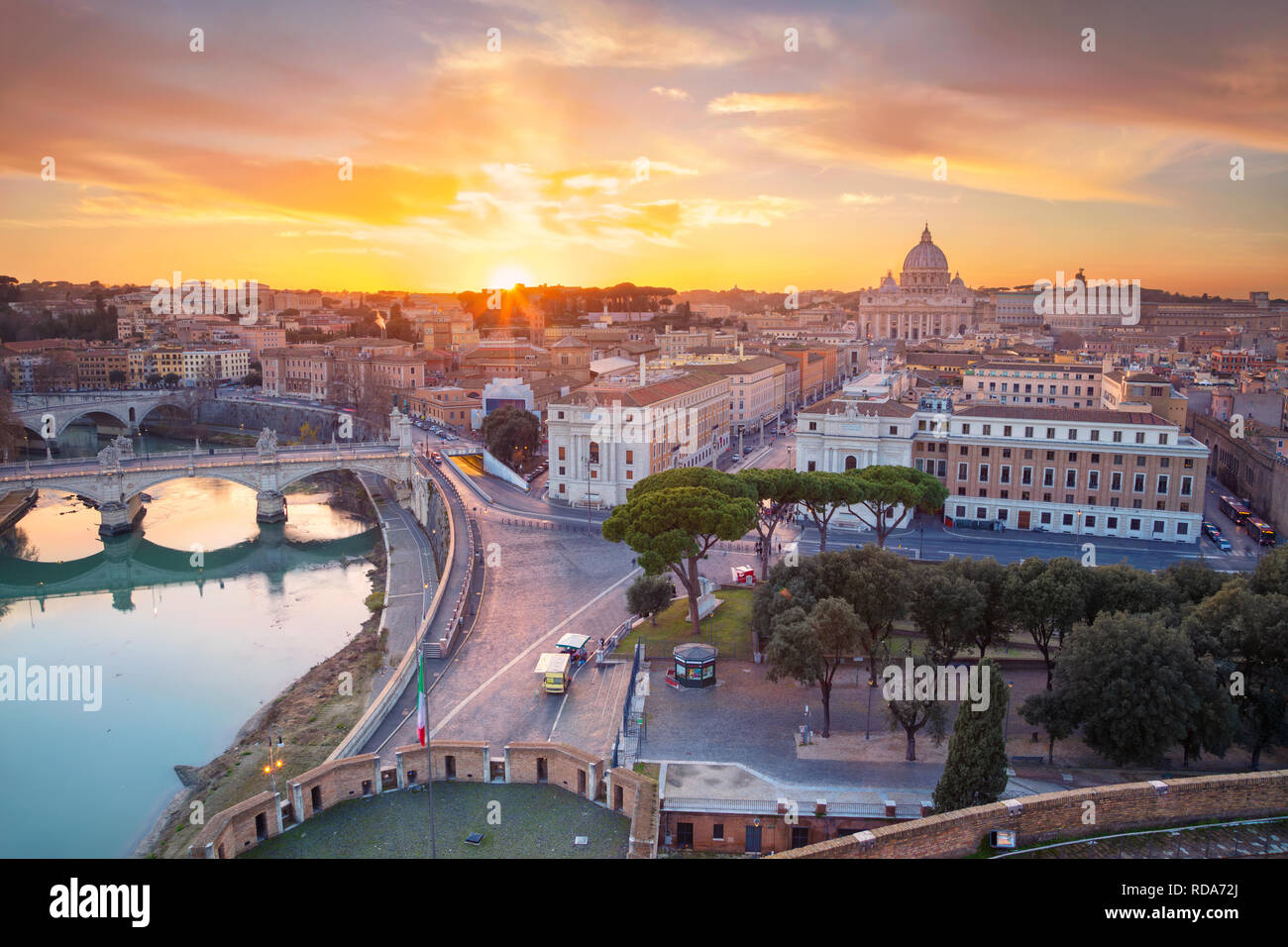 Rome, la Cité du Vatican. Aerial cityscape de droit de cité du Vatican avec la Basilique Saint Pierre, Rome, Italie au cours de beau coucher du soleil. Banque D'Images