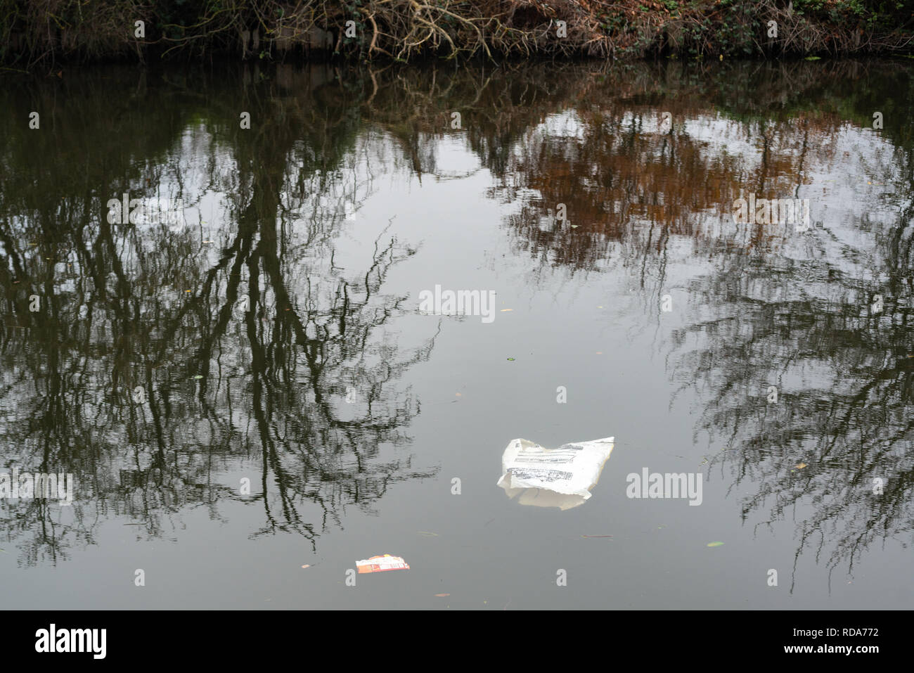 Jeter les ordures qui se trouve le long de la rivière Lea à Londres, Royaume-Uni Banque D'Images