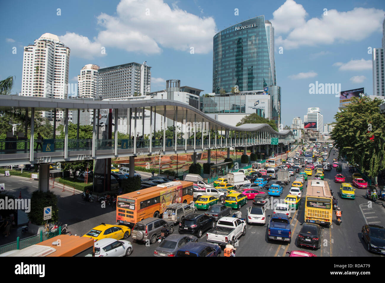 Une route à trafic à Pratunam dans la ville de Bangkok en Thaïlande en Southeastasia. Thaïlande, Bangkok, novembre, 2018 Banque D'Images