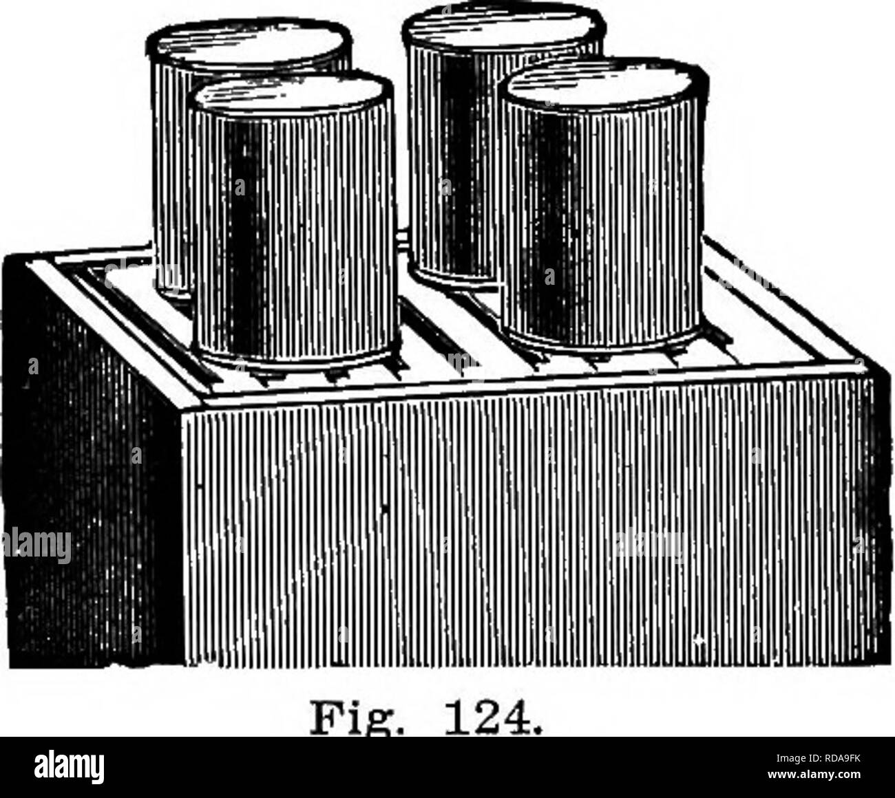 . Sur la ruche Langstroth &AMP ; abeille. Les abeilles. Fig. 123. Le client peut.. HILL'S BEE-LE CLIENT. Les abeilles peuvent alors obtenir leur nourriture, sans être refroidis même par temps froid, et ils ont rapidement éloigné dans les rayons, pour une utilisation ultérieure. Afin que la chaleur peut être mieux conservés, un trou de la taille du convoyeur peut être coupé en un morceau de tissu de l'émail utilisé pour le but à la place de l'ordinaire. Colmnella la laine recommandée, trempées dans du miel, pour nourrir les abeilles- tion. Quand le temps n'est pas trop froid, une soucoupe, bol, creux, ou d'un bâtiment d'aucune sorte, rempli de paille, fait une con- venient d'alimentation. Il i Banque D'Images