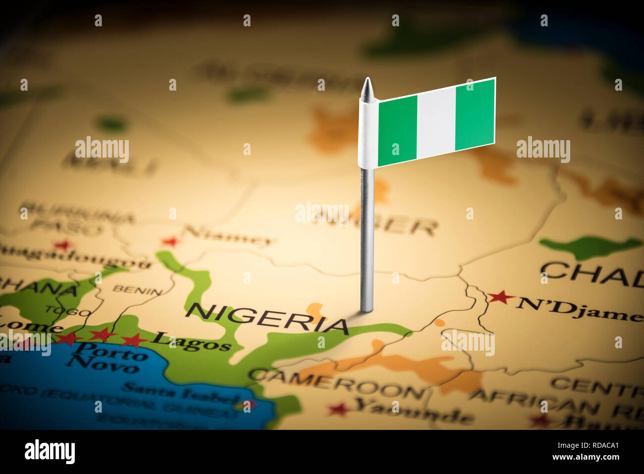 Nigéria marqués d'un drapeau sur la carte Banque D'Images