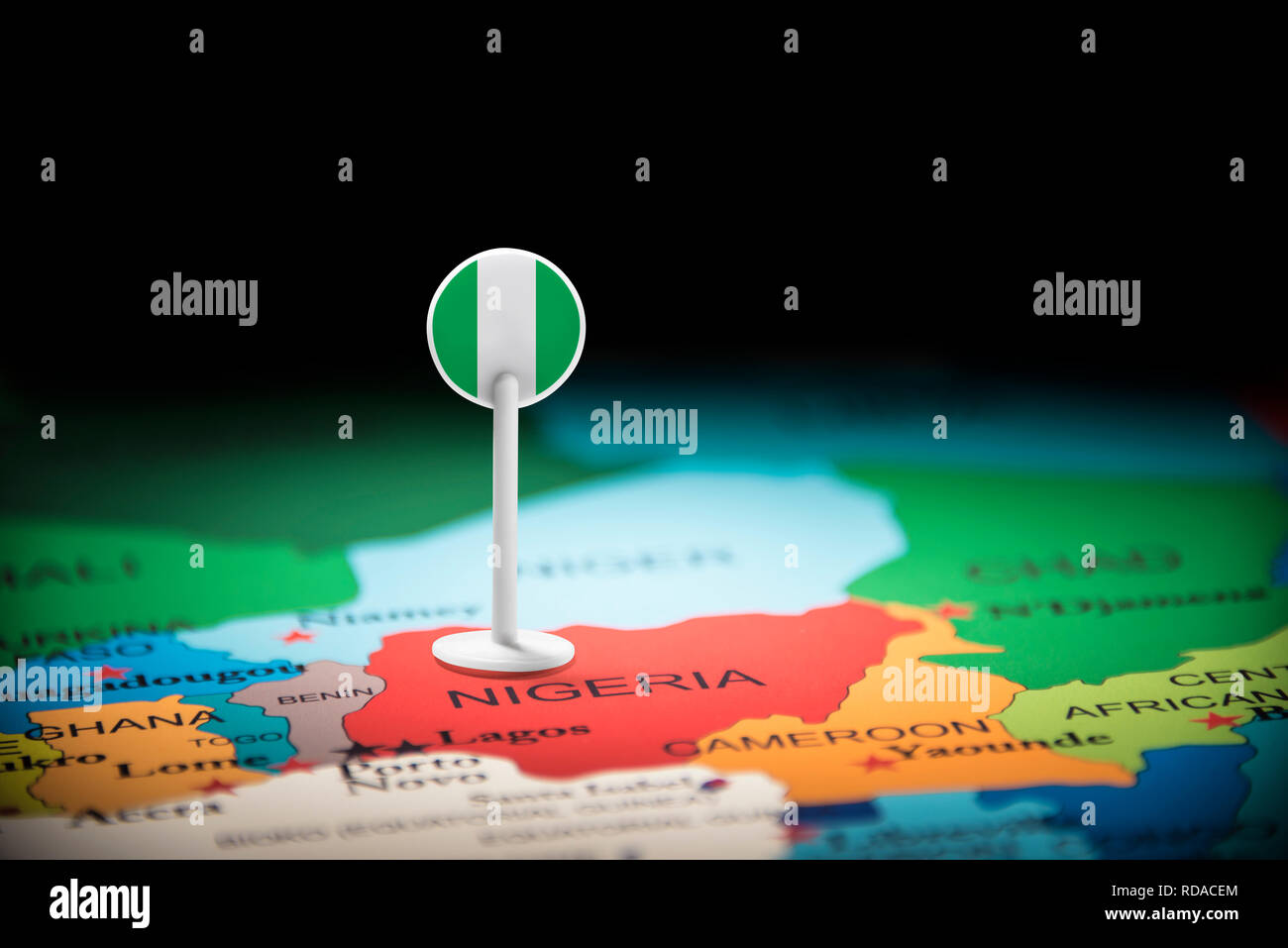 Nigéria marqués d'un drapeau sur la carte Banque D'Images