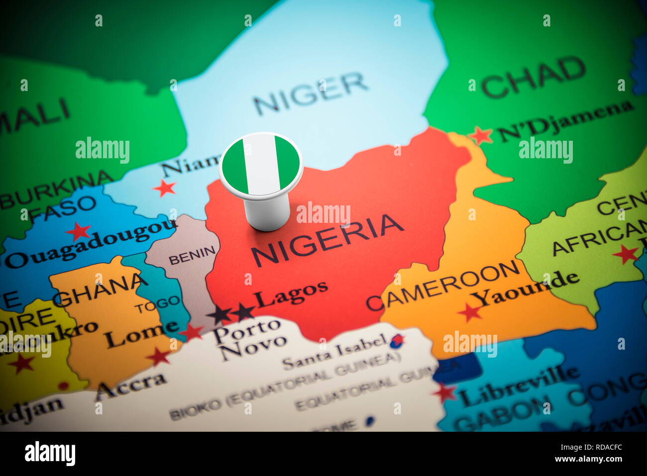 Nigéria marqués d'un drapeau sur la carte Banque D'Images