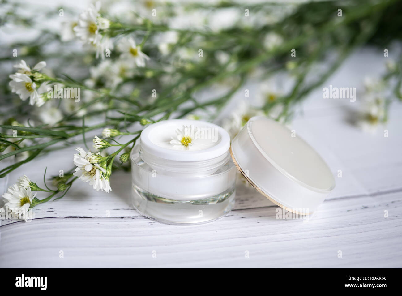 Soins de la nature cosmétiques naturels biologiques. concept produit de beauté. la médecine alternative à base de plantes. blanc crème sérum dans une simulation de l'emballage jusqu'à b Banque D'Images