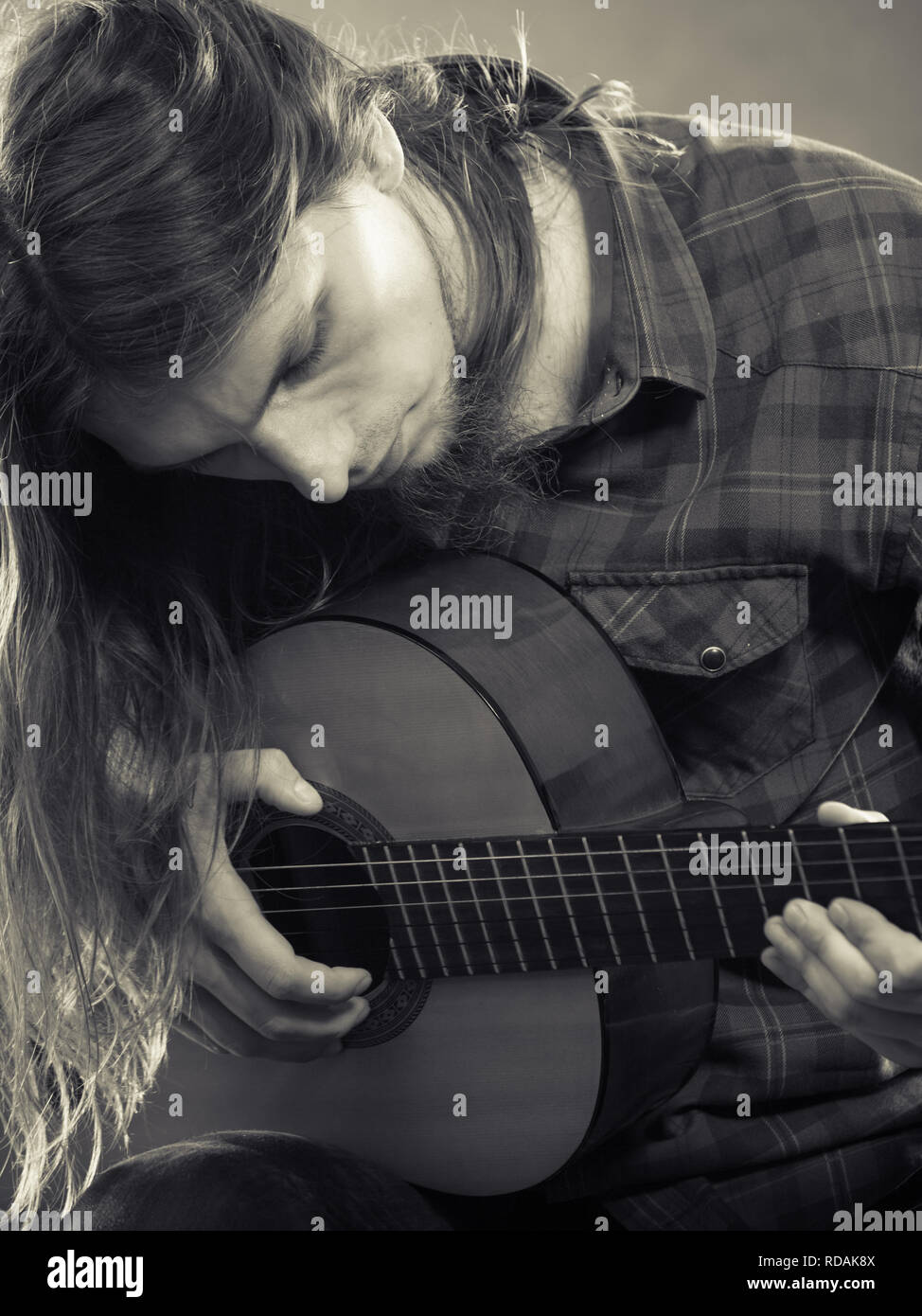 Concept De Passion Hobby. Guitariste Pose Avec Guitare. Longue Interprète  Aux Cheveux Et Son Instrument. Banque D'Images et Photos Libres De Droits.  Image 62759429