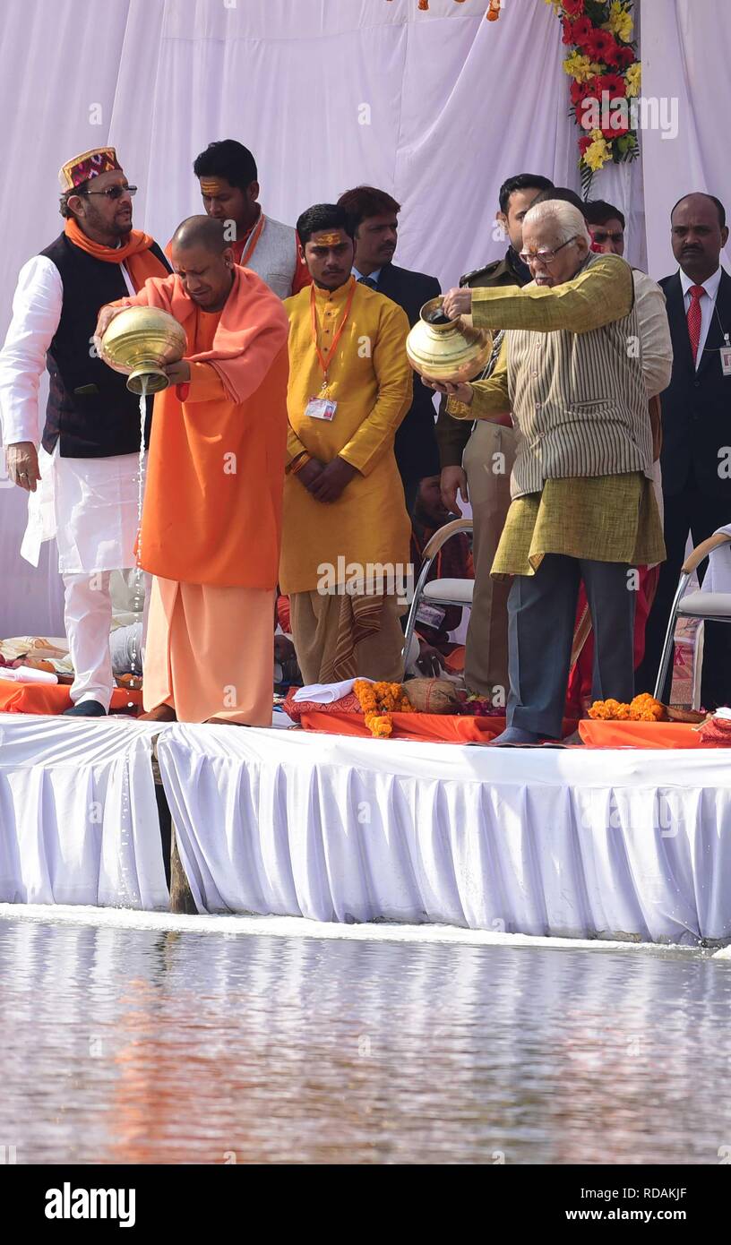 Allahabad, Inde. 17 Jan, 2019. Le président Ram Nath Kovind avec sa famille et de l'Uttar Pradesh Ministre principal Aditya Nath yogi et Gouverneur de Ram naik pose pour la photo au point selfies à Sangam après Ganga Pujan pendant Kumbh. Credit : Prabhat Kumar Verma/Pacific Press/Alamy Live News Banque D'Images