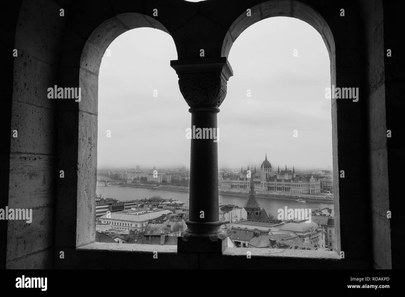 Le point de vue de l'édifice du parlement hongrois et les ravageurs de la fenêtre de Halászbástya. Banque D'Images
