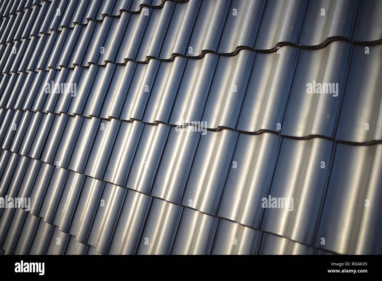 Hintergrund für Dachdecker Premium. Dachziegel auf neuem. Hausdach Dachhandwerk traditionelle Baustelle Herbst Hiver. Foto schwarz weiß Banque D'Images