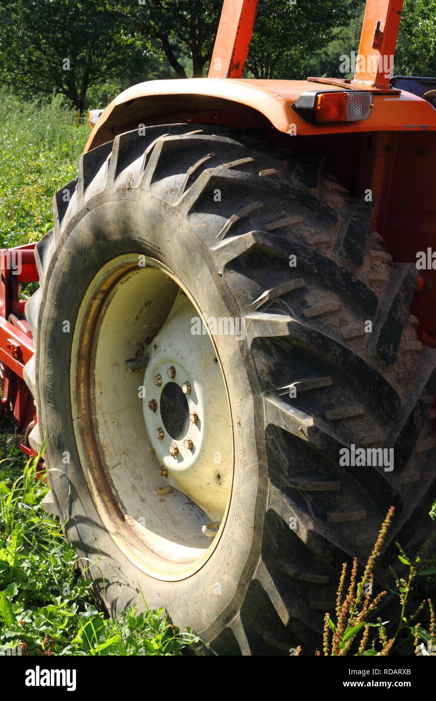 Pneu de tracteur Banque D'Images