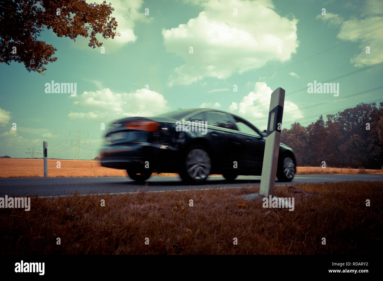 Voiture sur la route Banque D'Images