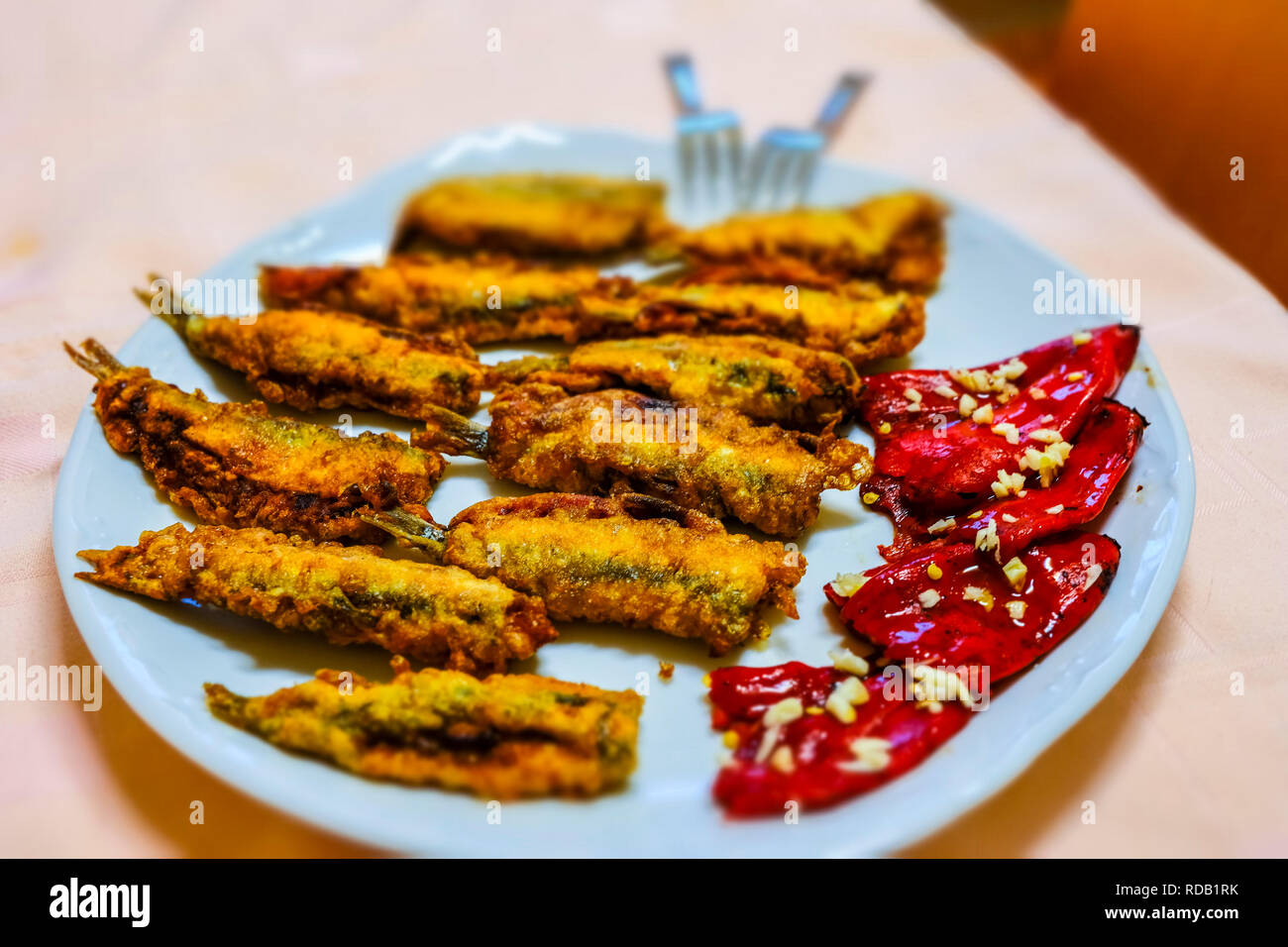 Frit dans de la pâte d'anchois avec l'ail et poivrons rouges Banque D'Images