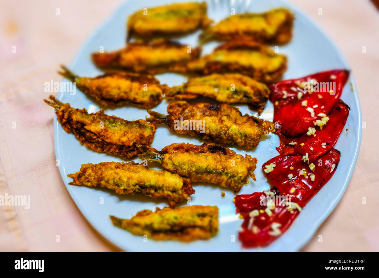 Frit dans de la pâte d'anchois avec l'ail et poivrons rouges Banque D'Images