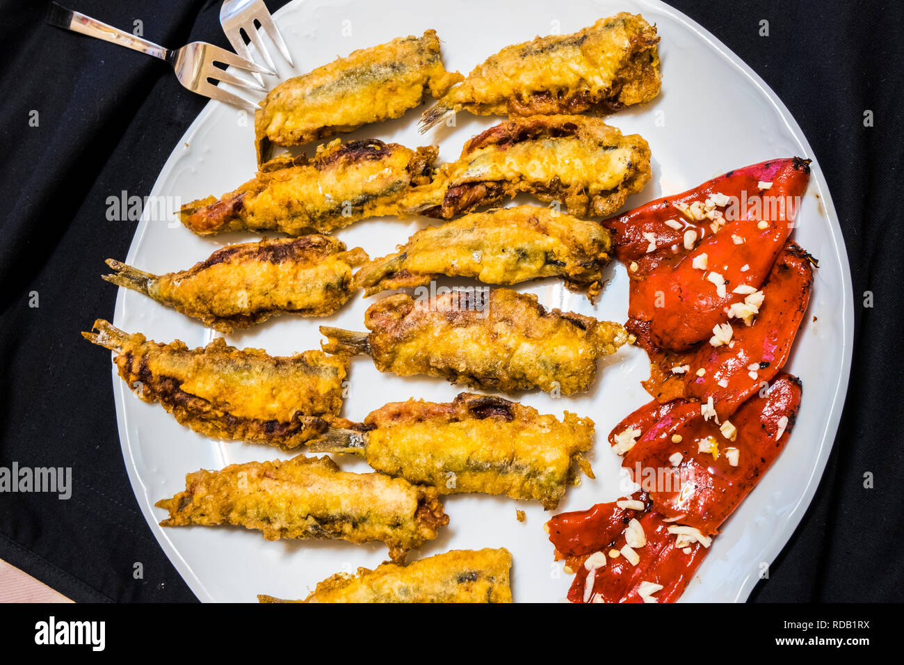 Frit dans de la pâte d'anchois avec l'ail et poivrons rouges Banque D'Images