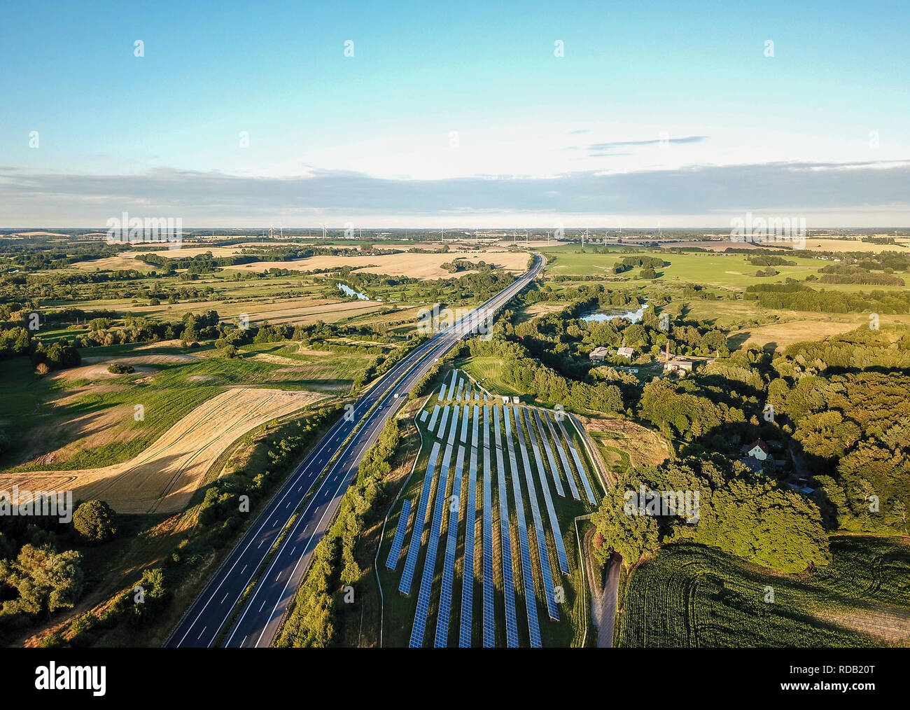 Vue aérienne sur paysage en Mecklembourg-Poméranie-Occidentale - autoroute allemande avec solar power plant Banque D'Images
