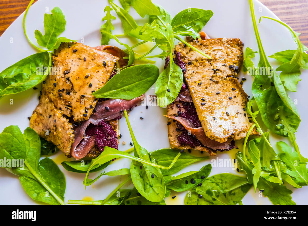 Le Tofu avec des anchois, pate d'olive et salade de maïs. Banque D'Images