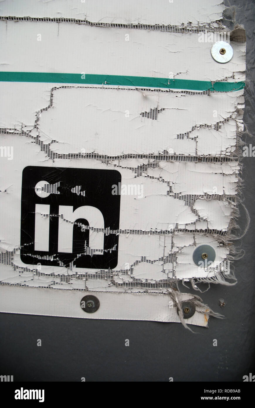 Ancienne affiche de Linkedin Logo, Portsmouth, Royaume-Uni. Banque D'Images