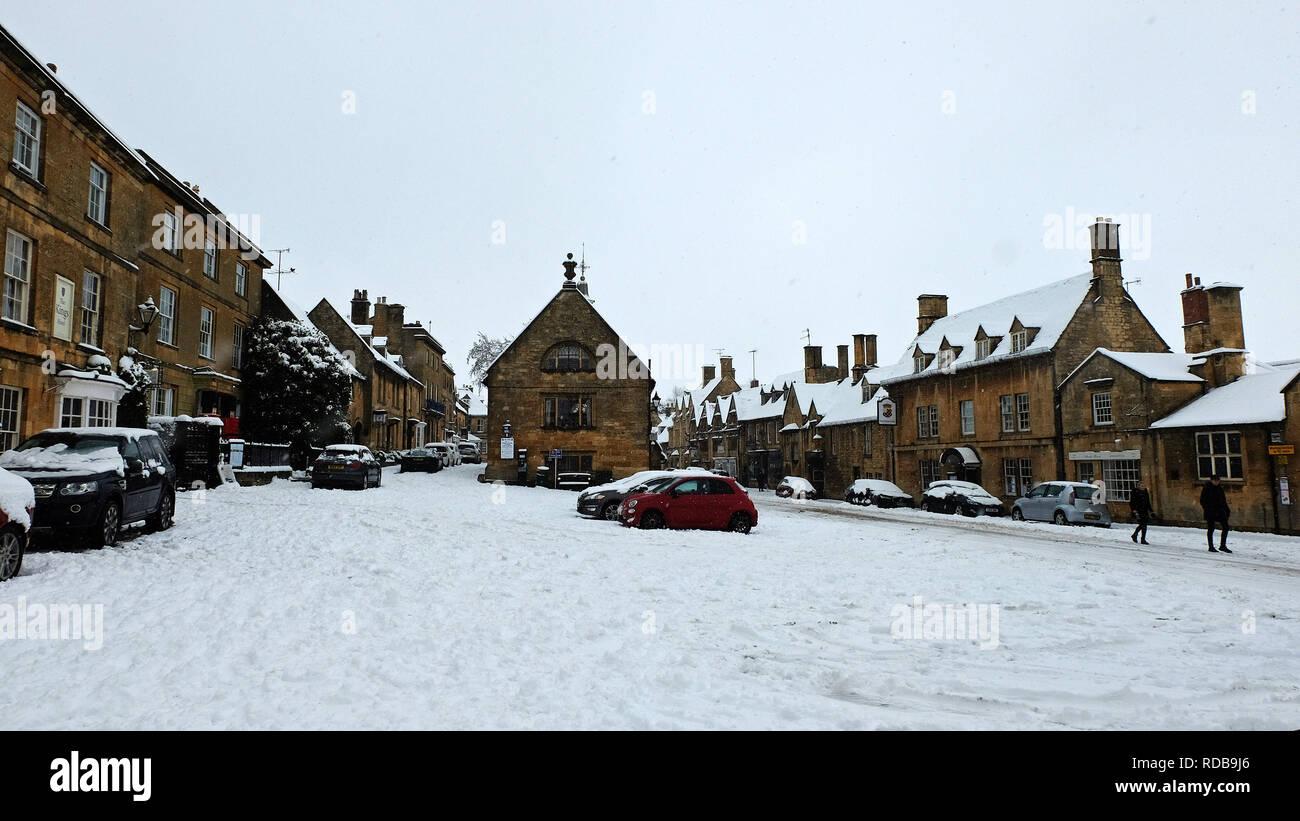 High Street, Chipping Campden Gloucestershire Cotswolds en hiver neige Banque D'Images