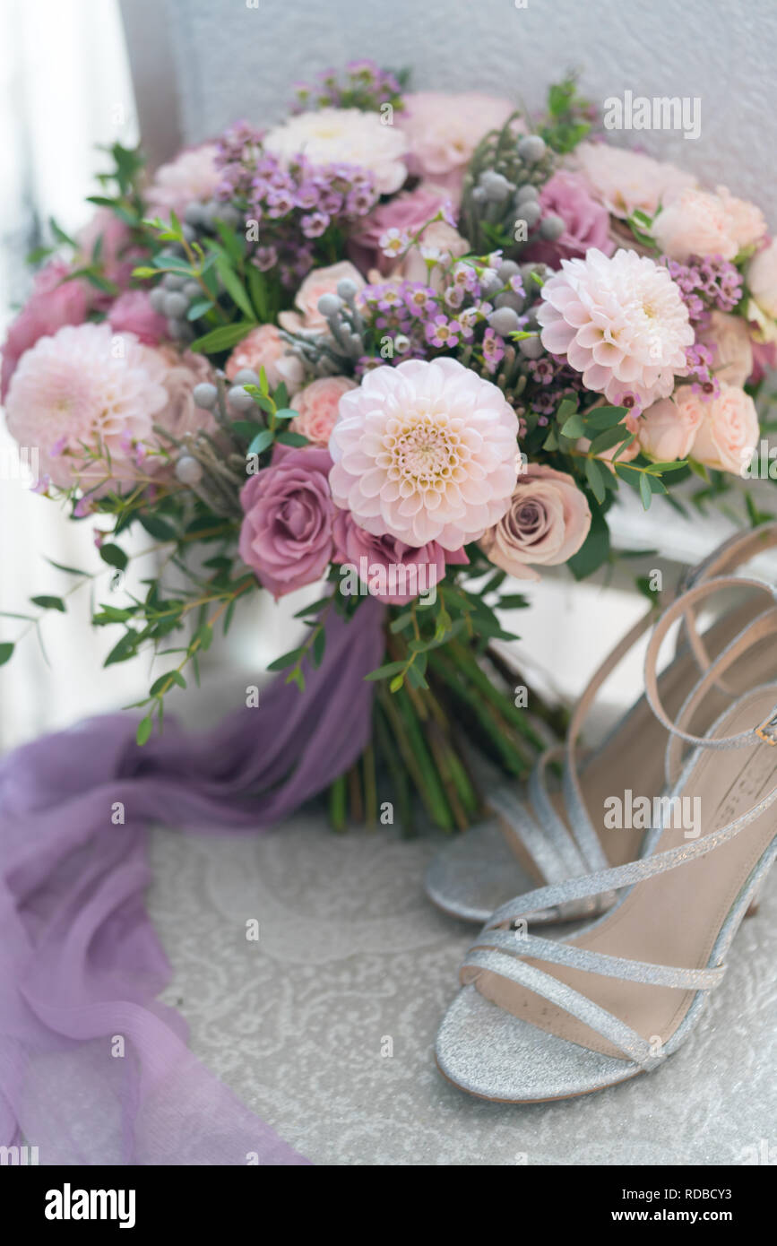 Bouquet de mariage rose et lilas se tient sur une chaise Banque D'Images