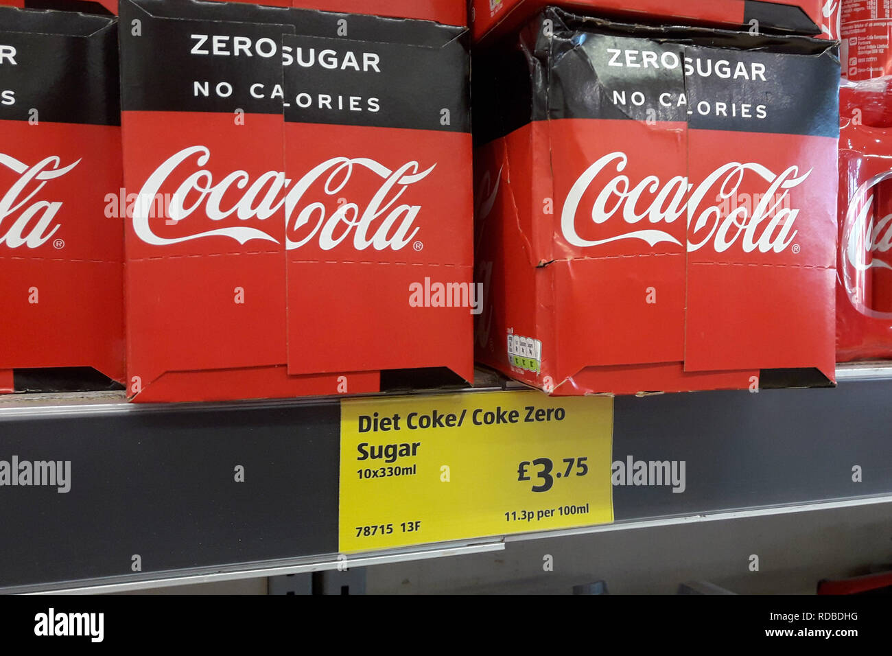 Les canettes de Coca Cola, Coke et Coke Zero sont représentés sur une  étagère de supermarché Aldi à Warwick, Warwickshire. 17 Jan, 2019 Photo  Stock - Alamy