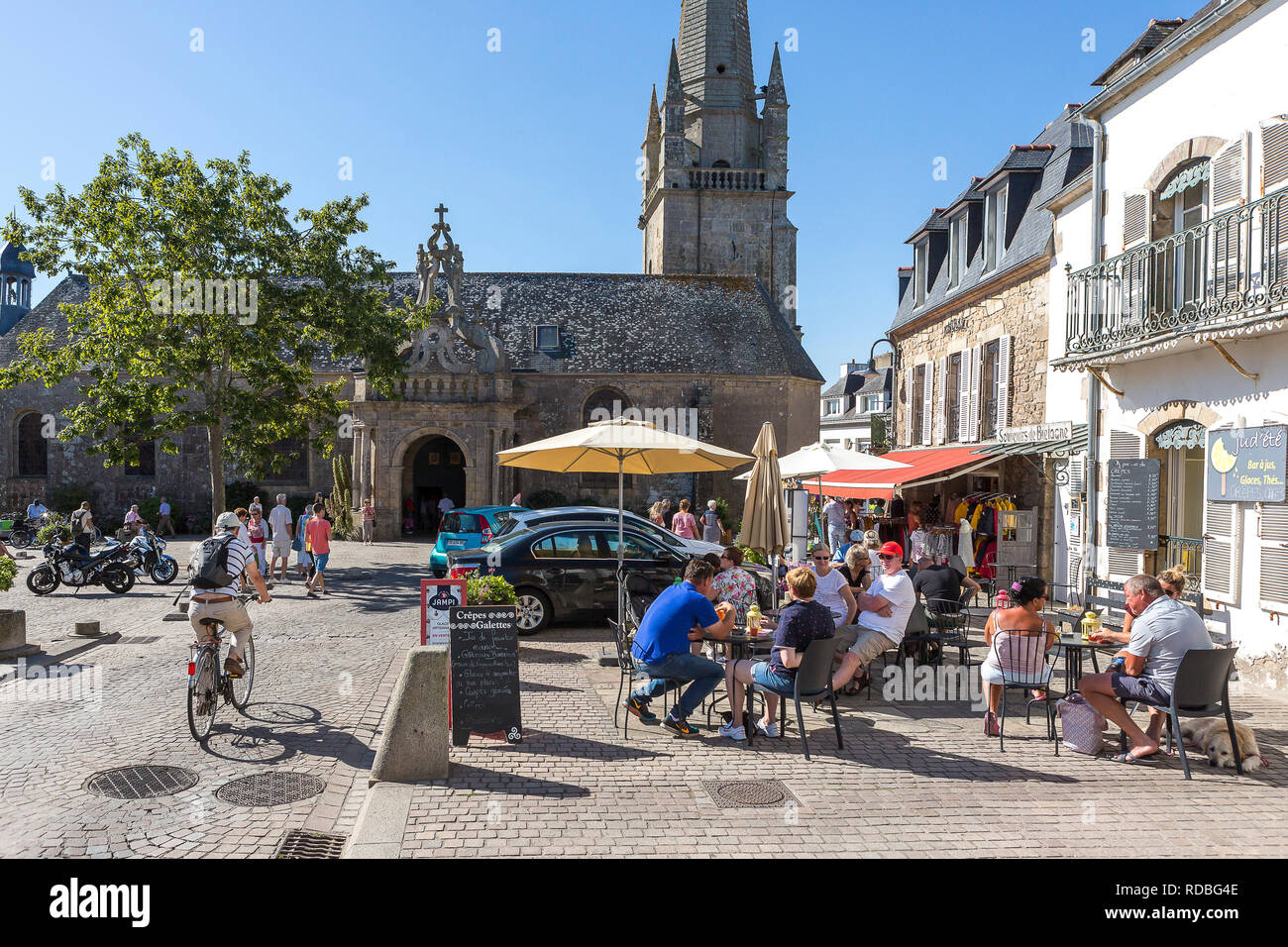 Carnac (Bretagne, nord-ouest de la France) : 'la place de la Chapelle' Square dans le centre-ville. Dans l'arrière-plan, l'église de Saint-Cornely Banque D'Images