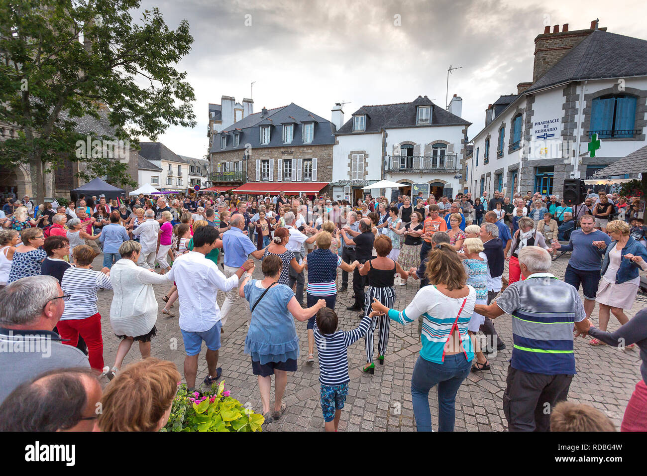 Carnac (Bretagne, nord-ouest de la France) : 'fest-noz' (Breton de nuit festival) et du marché de nuit dans la 'place de l'Eglise" (place de l'Église) dans la remorque Banque D'Images