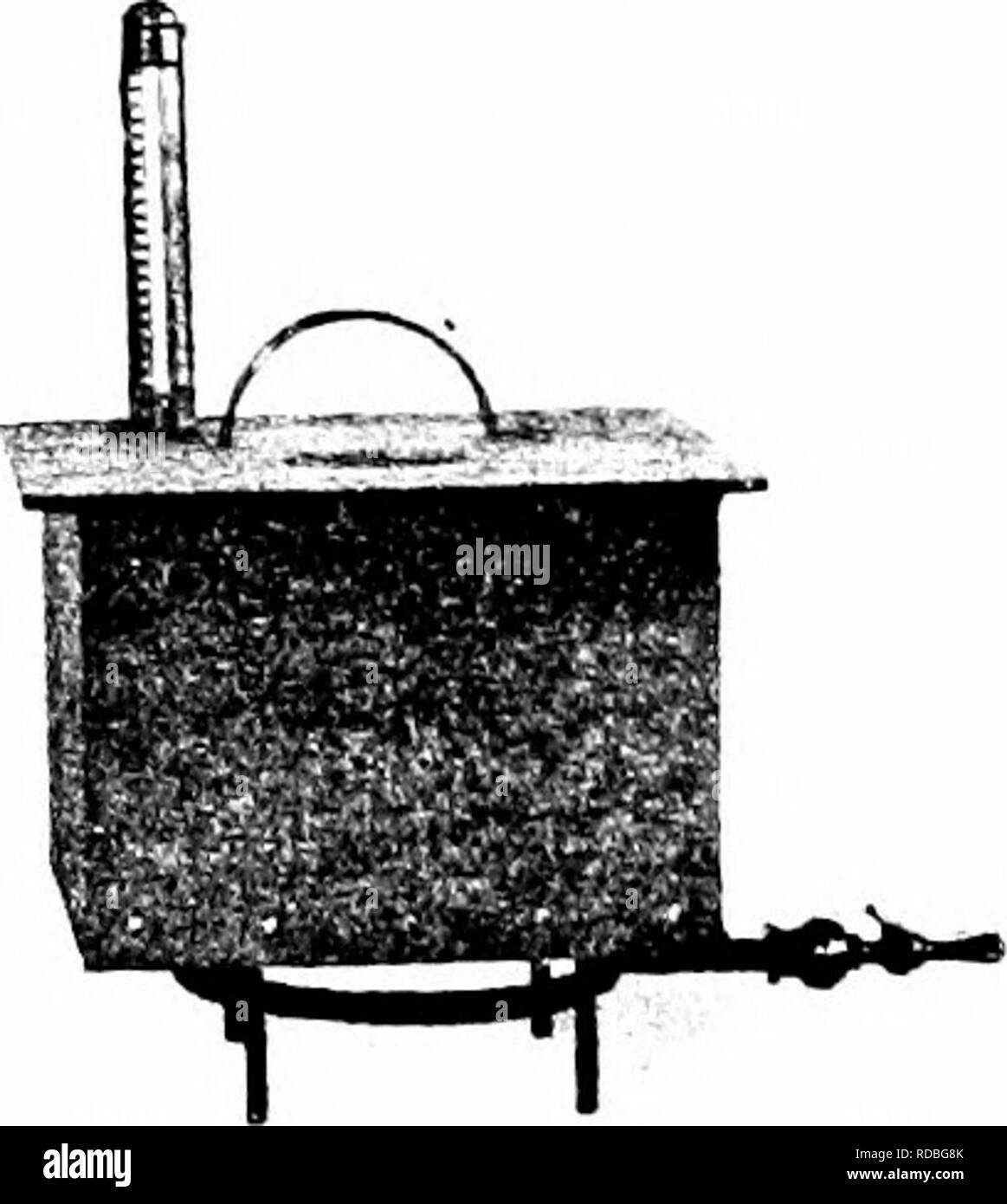 . Un manuel du bois de construction du monde : leurs caractéristiques et utilisations : auquel est ajouté un compte par S. Fitzgerald, de l'assaisonnement artificiel du bois. Le bois. 4i8 LE BOIS DE CONSTRUCTION DU MONDE io trouver le pourcentage exact de l'humidité dans les bois, et ensuite utiliser les tests d'humidité que le bois est séché jusqu'à un pourcentage correspondant. Un appareil très simple a été conçu b}' Le lieutenant Kennedy, de la direction de l'inspection aéronautique, pour déterminer la teneur en humidité dans le bois. Il se compose d'un équilibre de l'aréomètre pour peser, et un four à gaz pour sécher les Banque D'Images