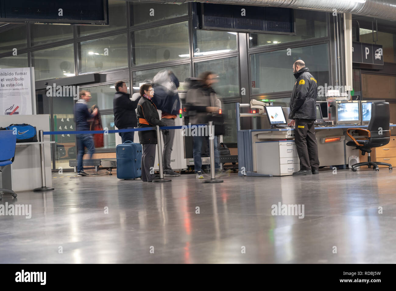 Les voyageurs passant le contrôle de sécurité avec une machine à rayons X, supervisé par le personnel de sécurité dans la station de train à grande vitesse de Guadalajara Yebe Banque D'Images