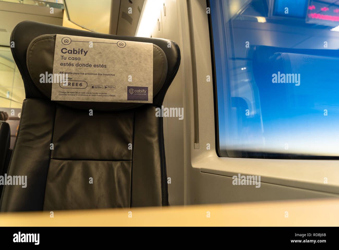 Intérieur d'une voiture de train Renfe avec passages de voyage, du siège en cuir plus classe Banque D'Images