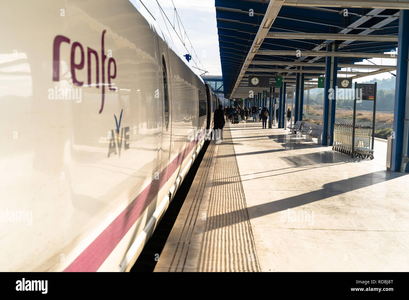 Train à grande vitesse AVE stationné sur la plate-forme de Camp de Tarragone gare et les voyageurs avec des valises en laissant à la station. Tarragone, Espagne Banque D'Images