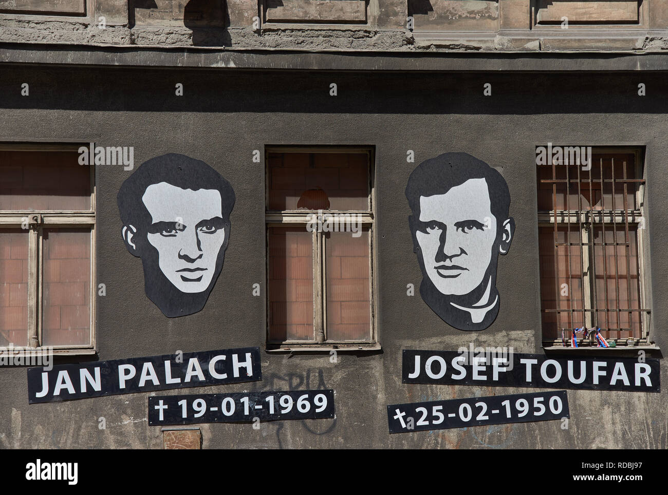 Prague, République tchèque - Le 7 juillet 2017 : Des portraits et les dates de naissance et de décès placés en mémoire et l'honneur de Jan Palach et Josef Toufar. Banque D'Images