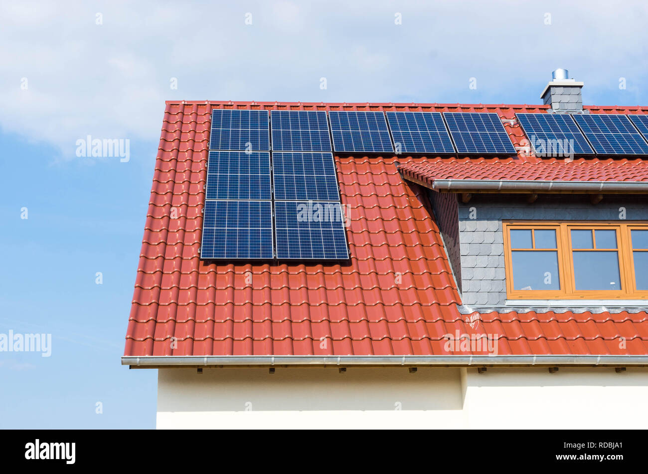 Panneaux solaires ou de centrale photovoltaïque sur un toit en tuiles rouges Banque D'Images