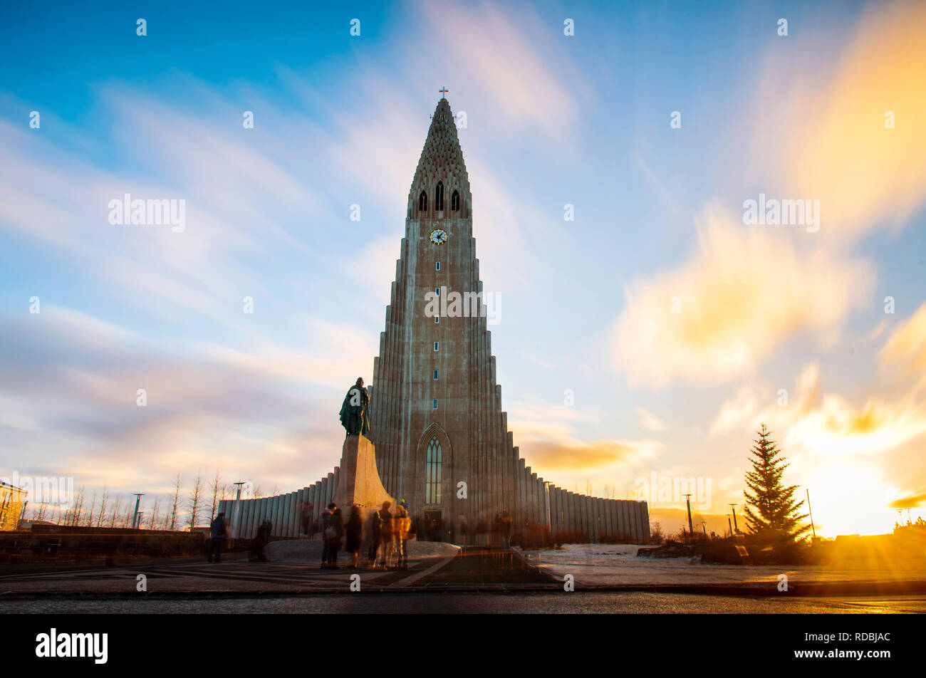 L'église Hallgrimskirkja à Reykjavik, Islande pendant le coucher du soleil Banque D'Images
