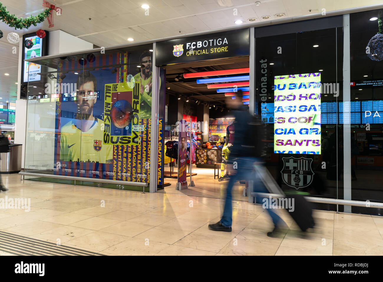Entrée privée, façade à la botiga fc magasin de l'équipe de football du FC Barcelone avec une affiche par Lionel Messi dans la vitrine. Logo fc barcelone, ​​Spain Banque D'Images