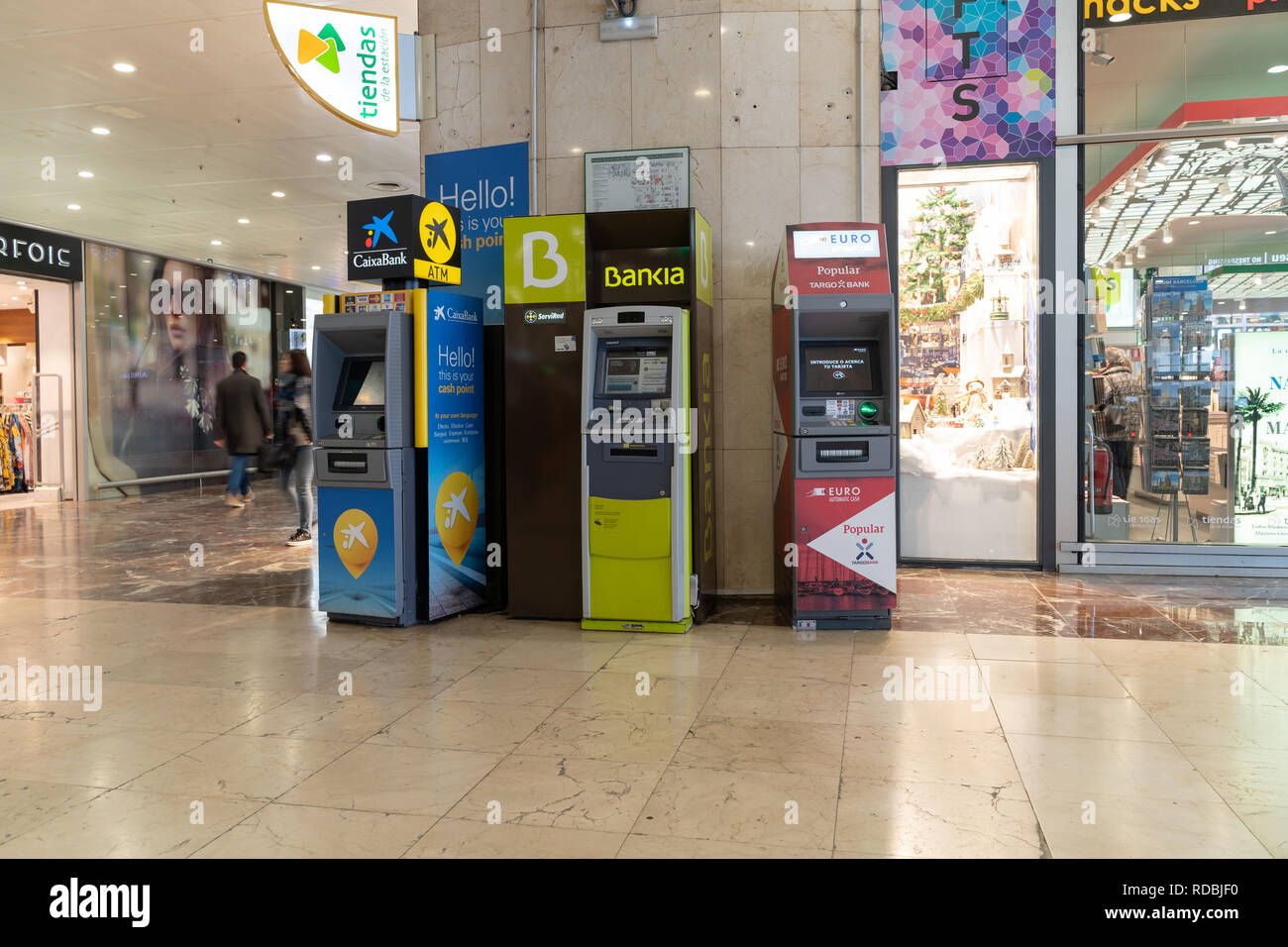 Distributeur automatique de la Banque Populaire, Bankia et Caixa Bank  placés dans la gare de Barcelona Sants, Servired, Visa, Euro6000, American  Express, retrait Photo Stock - Alamy