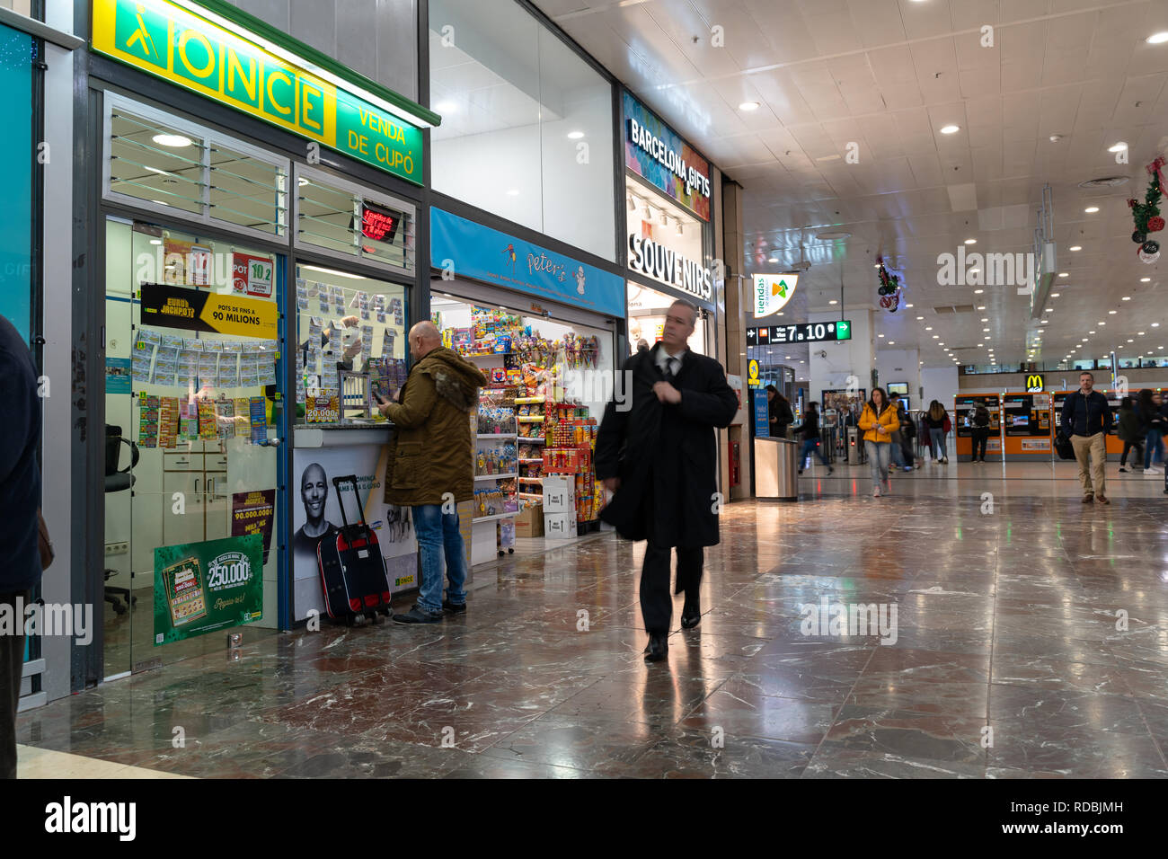 Les voyageurs d'acheter loterie sur un poste d'une fois à la gare Sants de Barcelone, Gamble, jeu, joueur, Espagne Banque D'Images