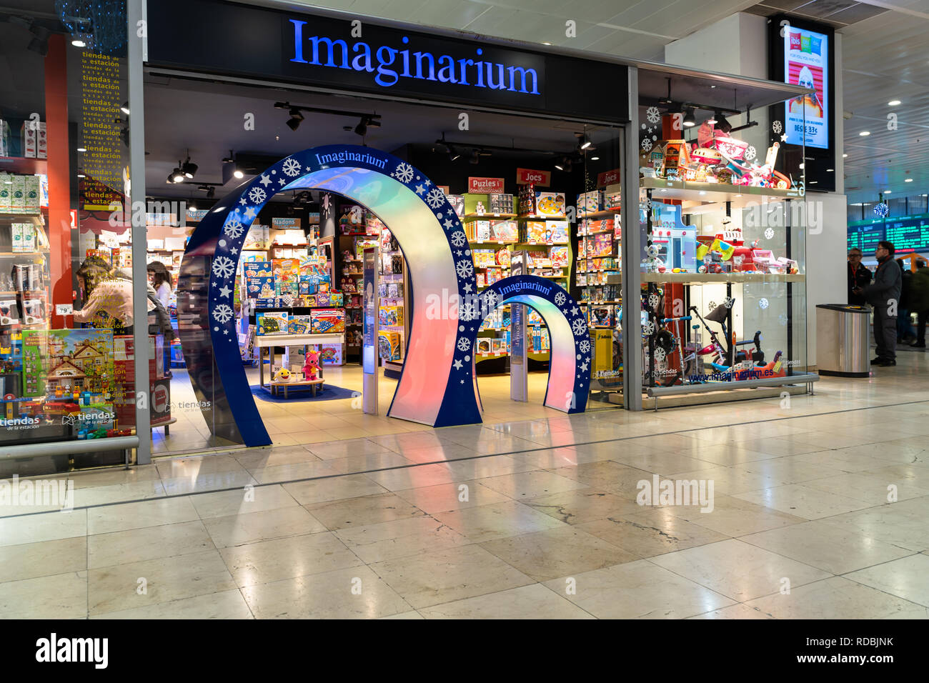 Imaginarium, un magasin de jouets avec une porte d'entrée pour adultes et enfants, avec des magasins dans le monde entier. Taille de l'enfant porte. Barcelone, ​​Spain Banque D'Images