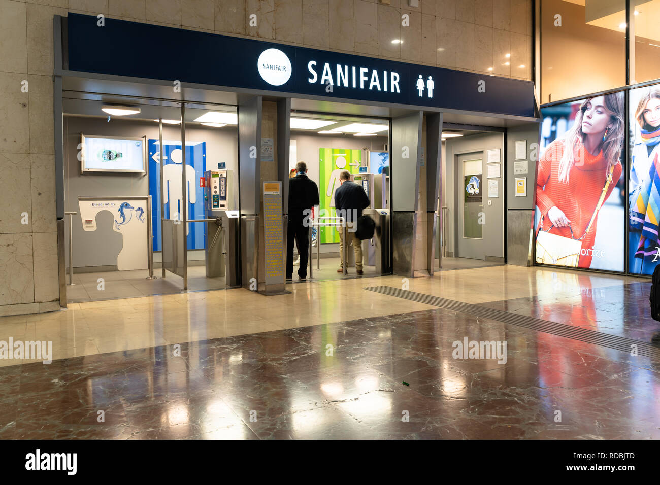 Entrée avec des machines de paiement au public Sanifair toilettes dans la gare Sants de Barcelone, Barcelone, ​​Spain Banque D'Images