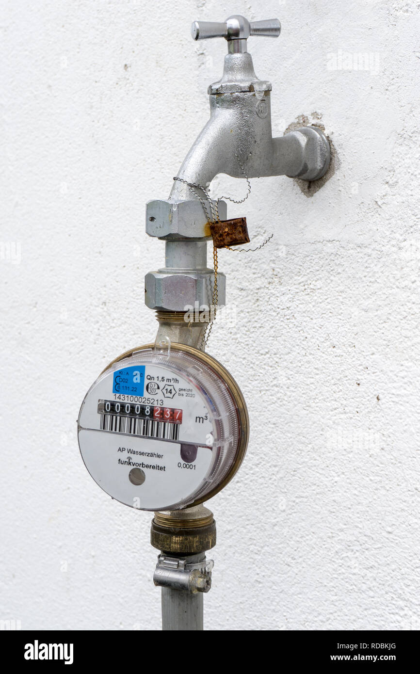 Débitmètre avec de l'eau d'un robinet d'eau Photo Stock - Alamy