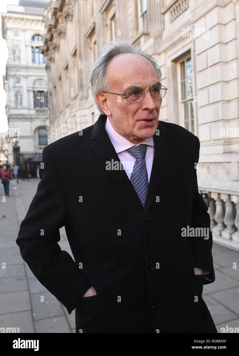 Le député conservateur Peter Bone dans Whitehall, Londres, après que le premier ministre a annoncé qu'elle allait inviter les chefs de parti à la Chambre des communes et d'autres parlementaires dans de discussion pour obtenir un consensus parlementaire sur la voie à suivre sur Brexit. Banque D'Images