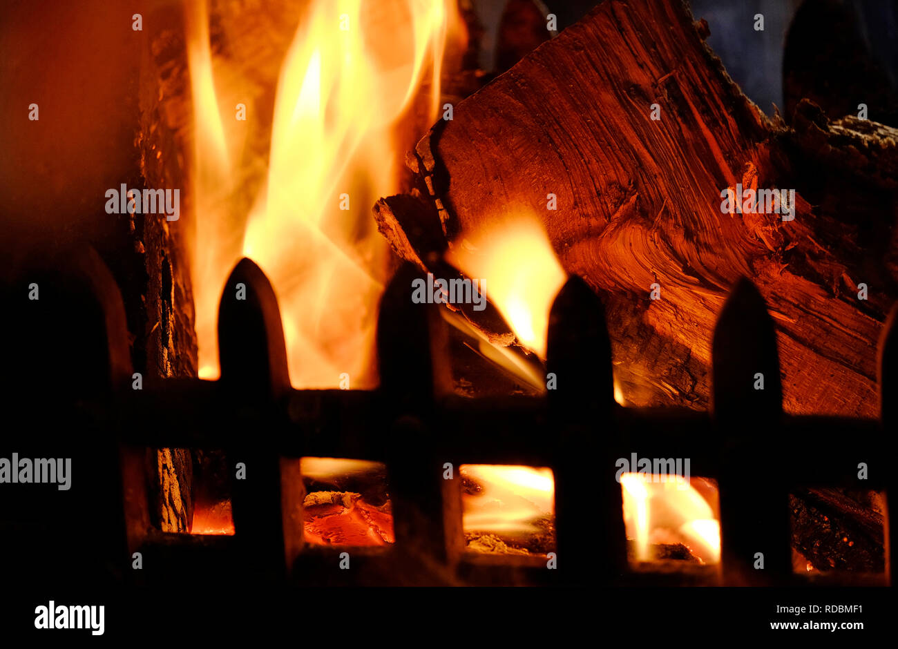 Bûches de bois grille de brûleur Banque D'Images