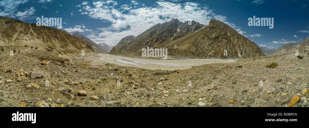 Vue panoramique sur la vallée pittoresque du sentier menant au camp de base du K2 en montagnes du Karakoram, au Pakistan. Banque D'Images