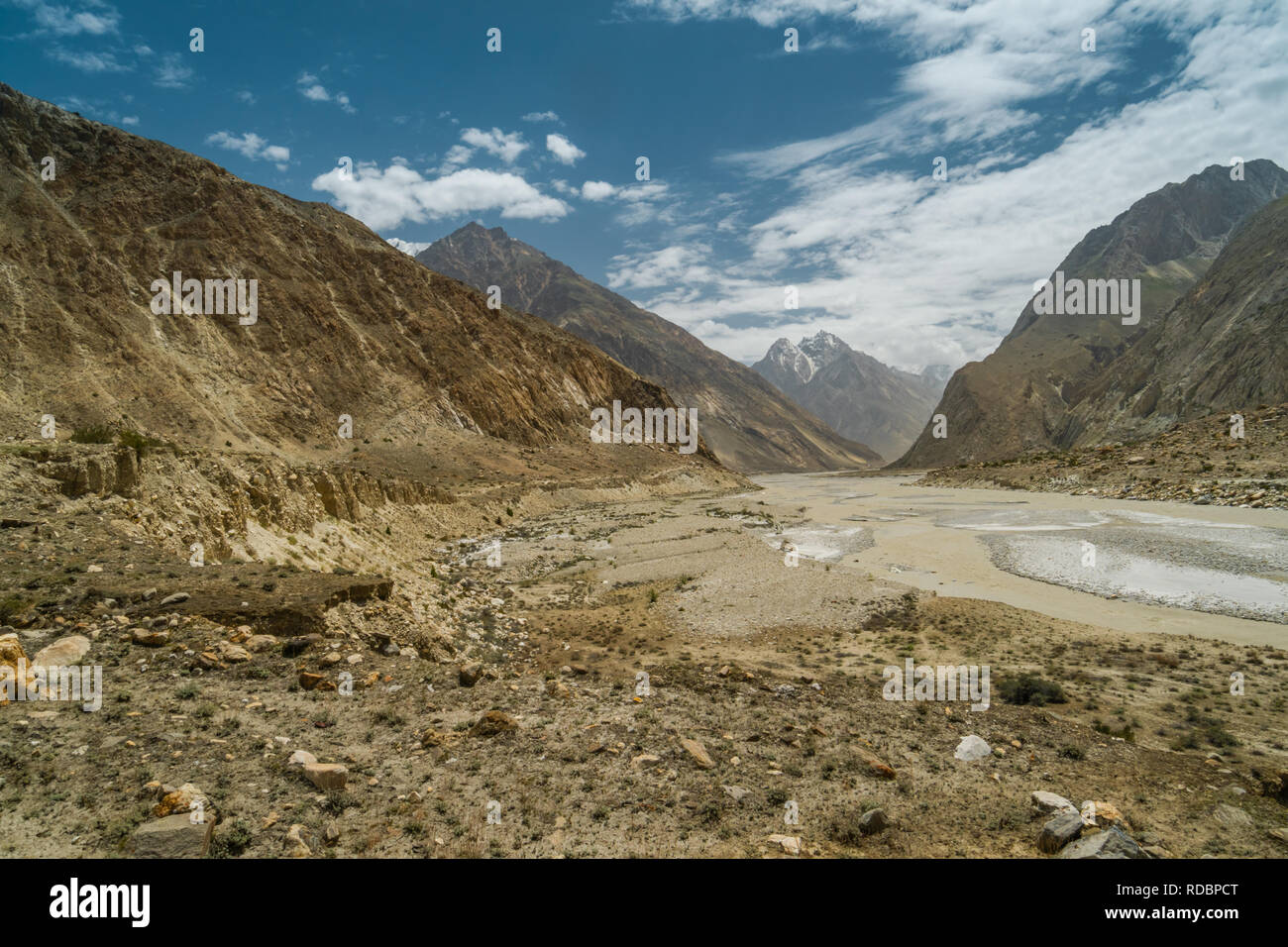Scenic vallée menant au camp de base du K2 en montagnes du Karakoram, au Pakistan. Banque D'Images