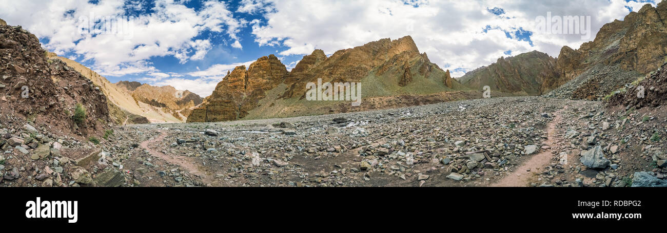 Paysage panoramique de la vallée de Markha populaires trek dans l'ancien royaume bouddhiste du Ladakh en Inde. Banque D'Images