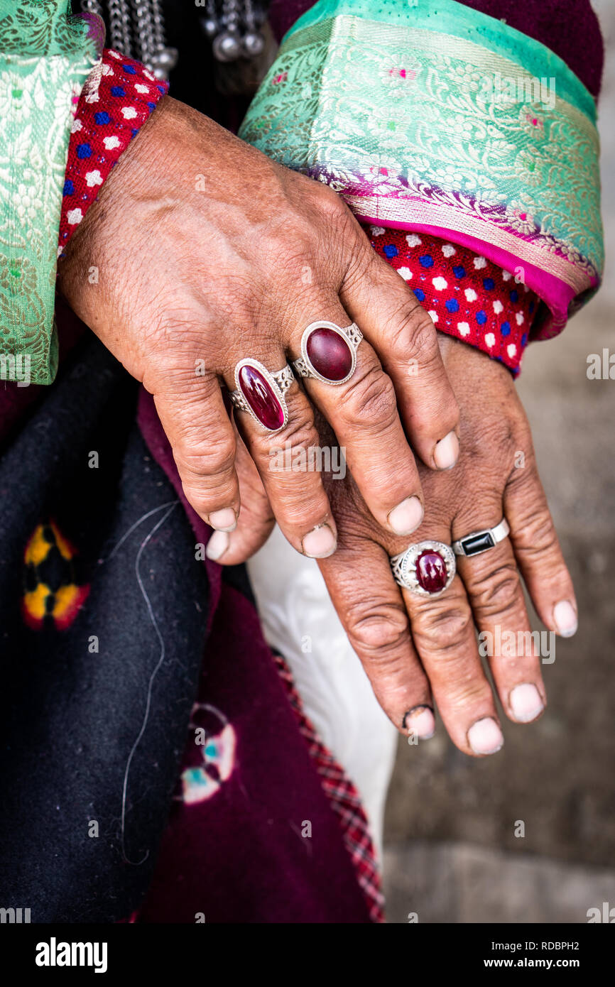 Détail de mains d'une vieille femme indienne ethnique avec grands anneaux sur ses doigts. Banque D'Images