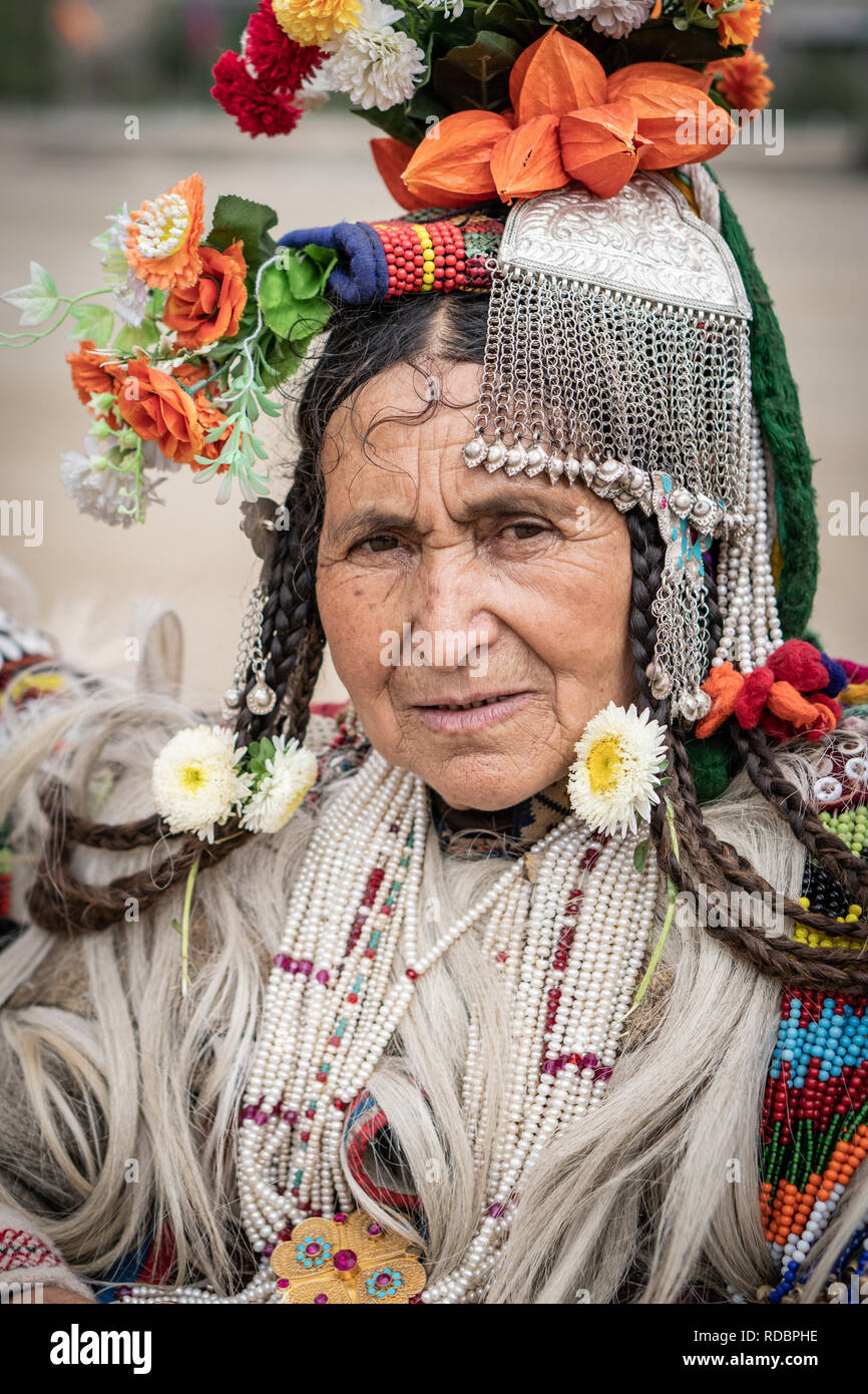 Le Ladakh, Inde - 4 septembre 2018 : Portrait d'une vieille femme indienne indigène en vêtements traditionnels sur festival à Ladakh. Rédaction d'illustration. Banque D'Images