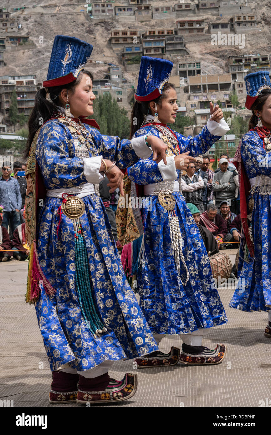 Le Ladakh, Inde - 4 septembre 2018 : Groupe de femmes en costumes traditionnels danser et chanter sur festival à Ladakh. Rédaction d'illustration. Banque D'Images