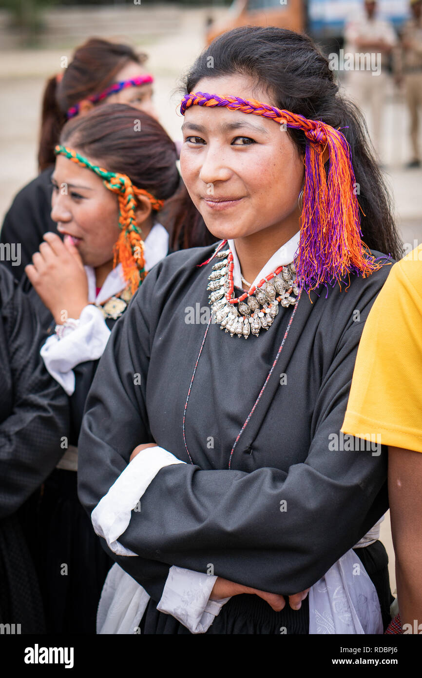Le Ladakh, Inde - 4 septembre 2018 : Portrait of young smiling woman en vêtements traditionnels sur festival à Ladakh. Rédaction d'illustration. Banque D'Images
