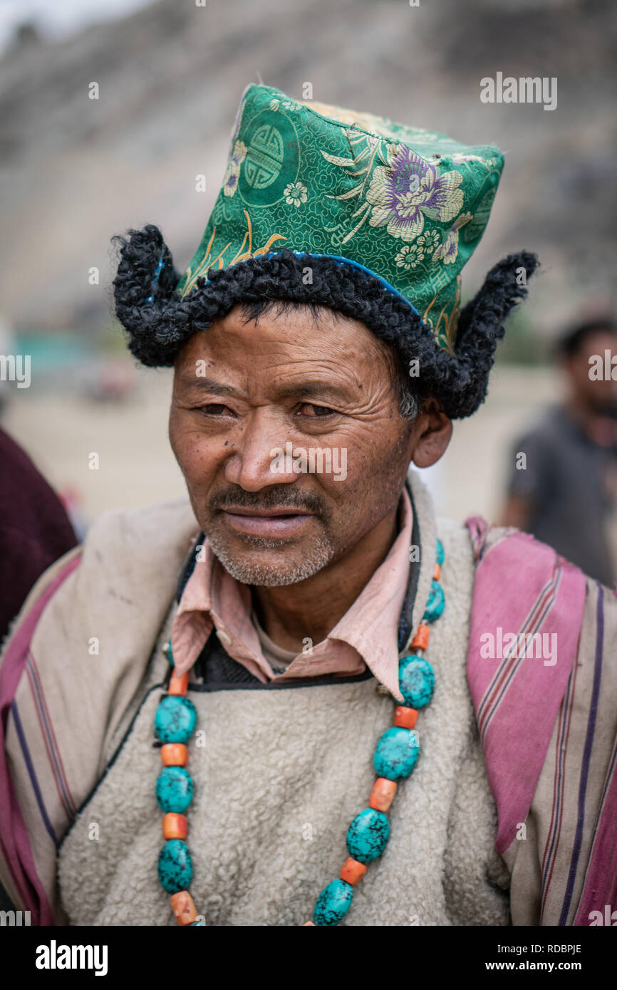 Le Ladakh, Inde - 4 septembre 2018 : Portrait d'un vieil homme indien en vêtements traditionnels sur festival à Ladakh. Rédaction d'illustration. Banque D'Images