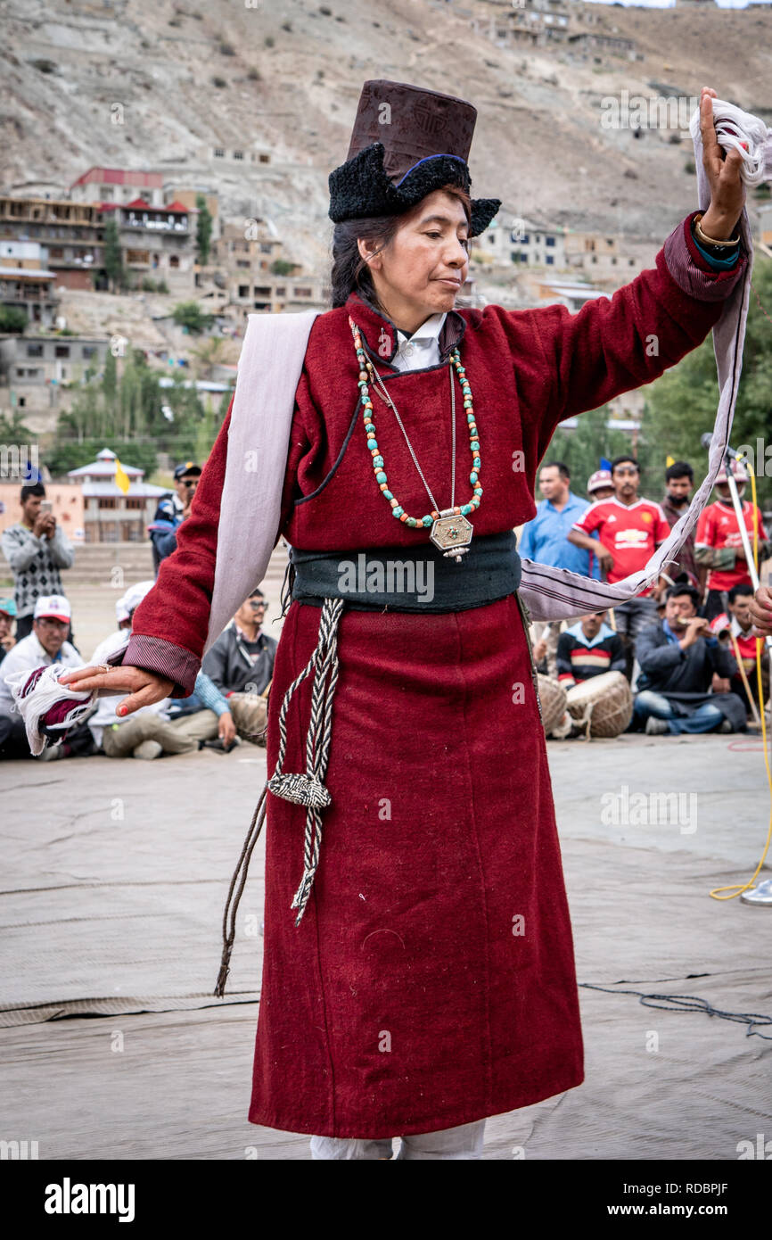 Le Ladakh, Inde - 4 septembre 2018 : vieille femme en costume traditionnel de la danse sur la scène festival à Ladakh. Rédaction d'illustration. Banque D'Images