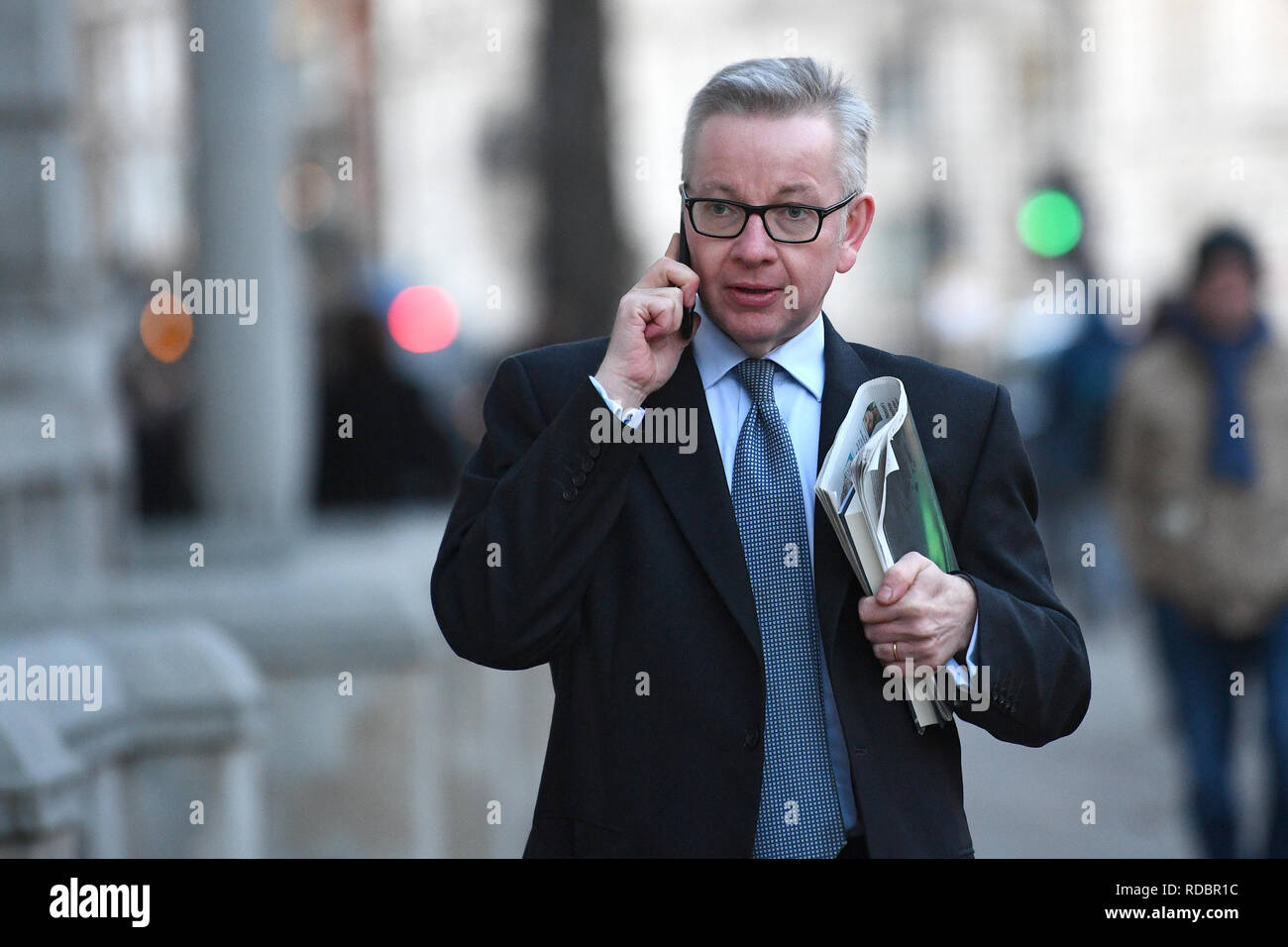 Secrétaire de l'environnement Michael Gove dans Whitehall, Londres, après que le premier ministre a annoncé qu'elle allait inviter les chefs de parti à la Chambre des communes et d'autres parlementaires dans de discussion pour obtenir un consensus parlementaire sur la voie à suivre sur Brexit. Banque D'Images